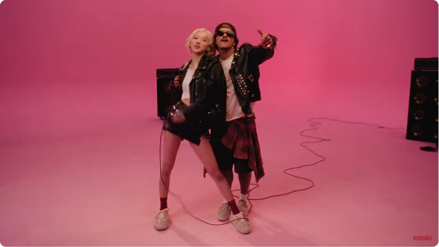 Rose BLACKPINK dan Bruno Mars di video musik APT.