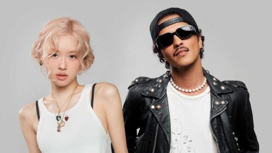 Rose BLACKPINK dan Bruno Mars Rose BLACKPINK dan Bruno Mars di video musik APT.