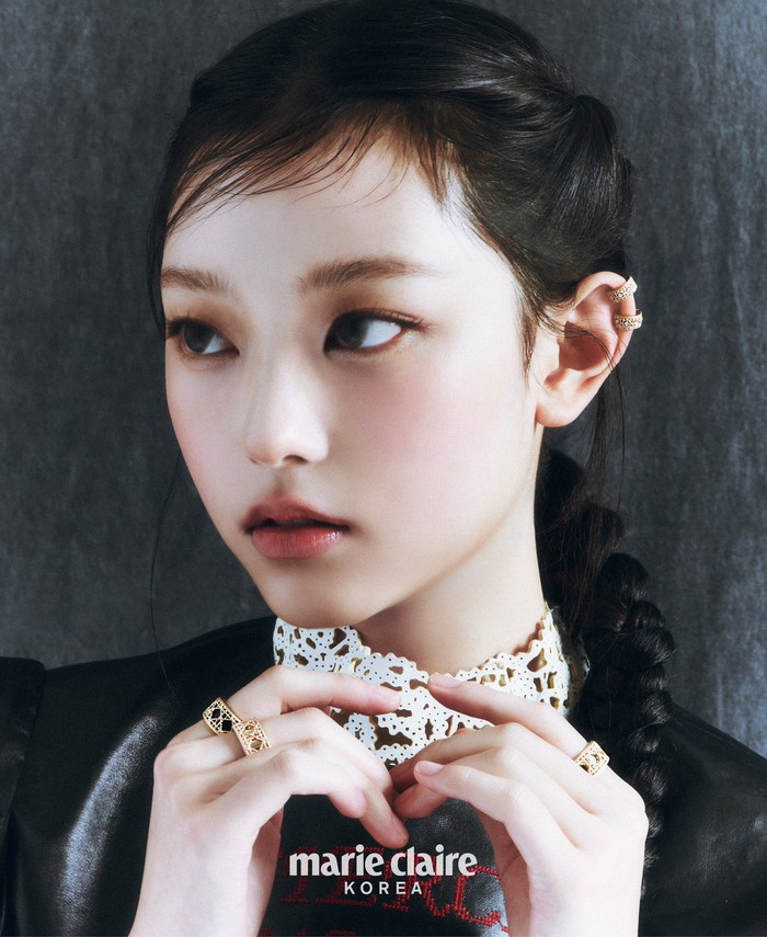 Sebagai ambassador rumah mode mewah multinasional asal Prancis tersebut, penampilan artis Korea berzodiak Taurus ini di Paris Fashion Week selalu dinanti penggemar. Sayangnya, ia tidak menghadiri PFW terakhir tahun ini. / Foto: x.com/marieclairekr