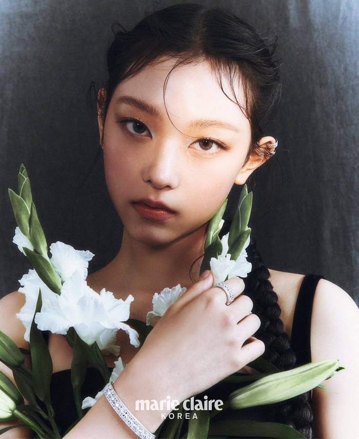 Sementara itu, Marie Claire Korea juga memanjakan Bunnies, nama panggilan khusus untuk fans NewJeans, dengan merilis moving cover, fashion film, serta video berjudul ‘A Day with HAERIN’ di kanal YouTube resmi Marie Claire Korea. / Foto: x.com/marieclairekr