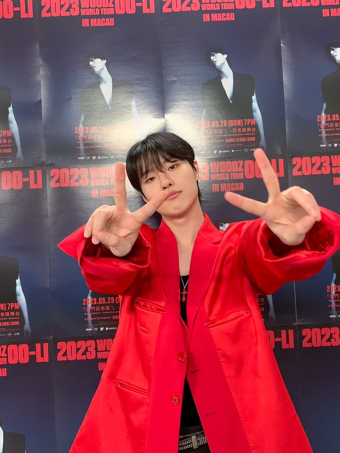 Solois Korea yang lahir di Bundang-gu, distrik teramai di Seongnam-si, Gyeonggi-do pada 5 Agustus 1996 ini pernah cukup lama sekolah di luar Korea Selatan sebelum kemudian memutuskan untuk kembali ke negara asalnya. / Foto: x.com/c_woodzofficial