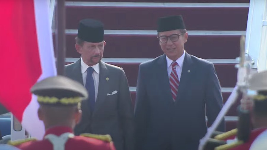 Sultan Brunei Darussalam Hassanal Bolkiah mendarat di Bandara Soekarno-Hatta jelang pelantikan Prabowo Prabowo Subianto dan Gibran Rakabuming Raka sebagai presiden dan wakil presiden. Kedatangan Sultan Hassanal Bolkiah disambut Menteri Kesehatan Budi Gunadi Sadikin.