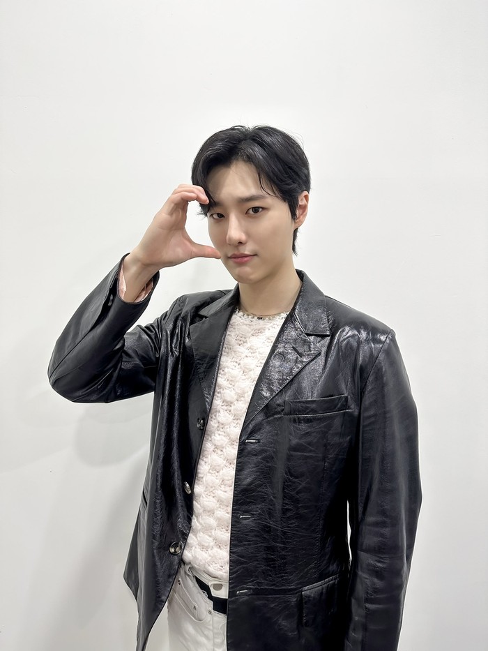 Usai kontrak eksklusifnya dengan YUE HUA Entertainment resmi berakhir, solois Korea yang merupakan anak tunggal di keluarganya ini memutuskan untuk melanjutkan karier solonya di EDAM Entertainment, agensi yang menaungi IU. / Foto: x.com/c_woodzofficial