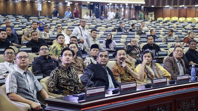 Ketua MPR Belum Terima Surat Usul Pemakzulan Gibran Ketua MPR Ahmad Muzani mengonfirmasi belum ada diskusi tentang usulan pemakzulan Wapres Gibran dari Forum Purnawirawan TNI.