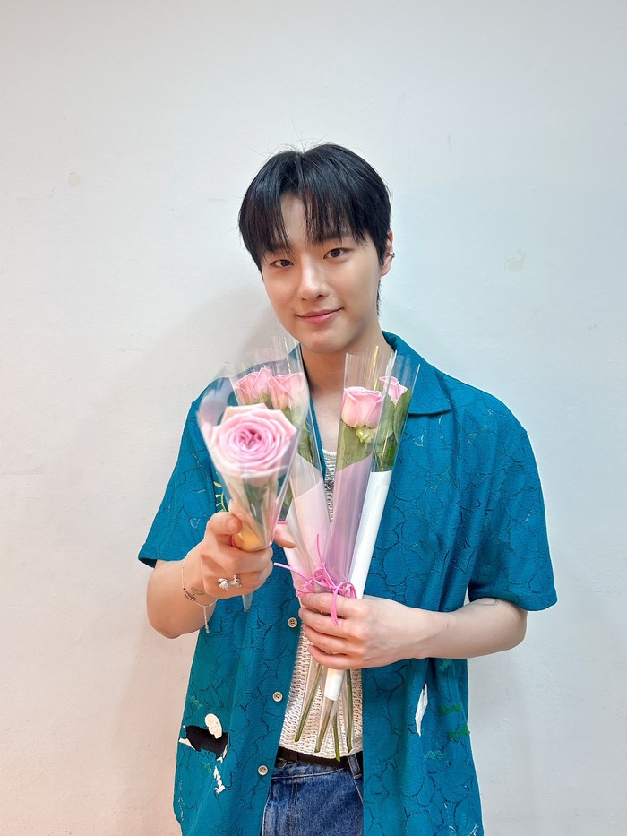 WOODZ berhasil meraih peringkat ke-5 di episode terakhir Produce X 101 dan debut sebagai anggota X1 pada 27 Agustus 2019. Akan tetapi, X1 mendadak dibubarkan meski baru seumur jagung akibat kontroversi yang menyelimutinya. / Foto: x.com/c_woodzofficial