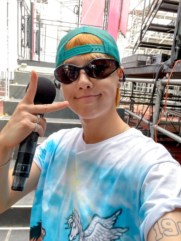 Ya, penyanyi solo yang dijuluki all-rounder ini diterima menjadi trainee di YG Entertainment di mana ia kemudian debut sebagai anggota UNIQ, boy grup proyek kerjasama agensi tersebut dengan YUE HUA Entertainment. / Foto: x.com/c_woodzofficial