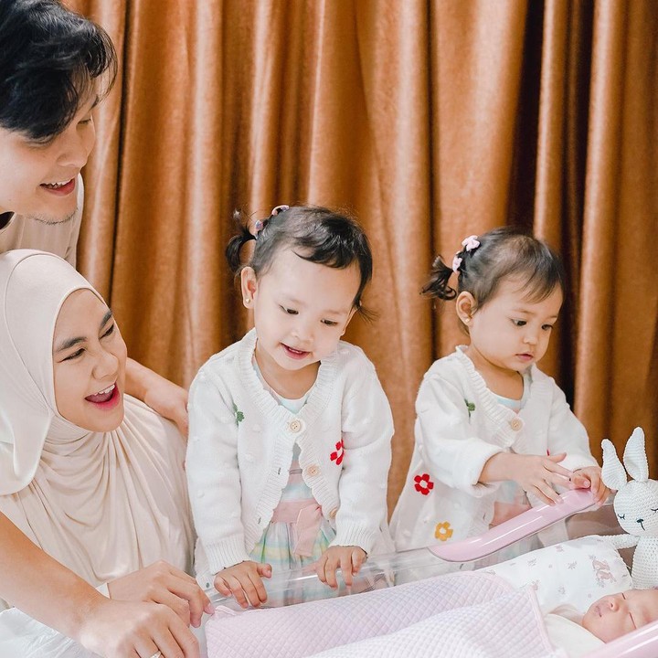 <p>Kelahiran <em>baby</em> Aqila ini disambut bahagia Alma dan Alsha, Bunda. Anak kembar Anisa dan suaminya, Anandito Dwis, ini terlihat begitu senang ketika pertama kali melihat adik kecilnya. (Foto: Instagram @anisarahma_12)</p>