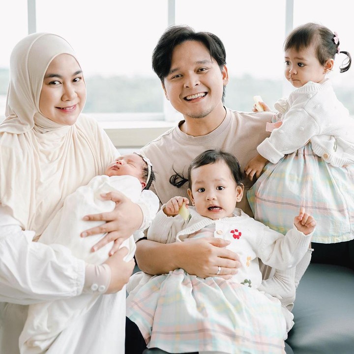 <p>Anisa Rahma baru melahirkan anak ketiga berjenis kelamin perempuan bernama Aqila Dzakira Mafaza, pada 24 September 2024. Anak ketiganya ini lahir setelah hampir dua tahun melahirkan anak kembar perempuan bernama Alma dan Alsha. (Foto: Instagram @anisarahma_12)</p>