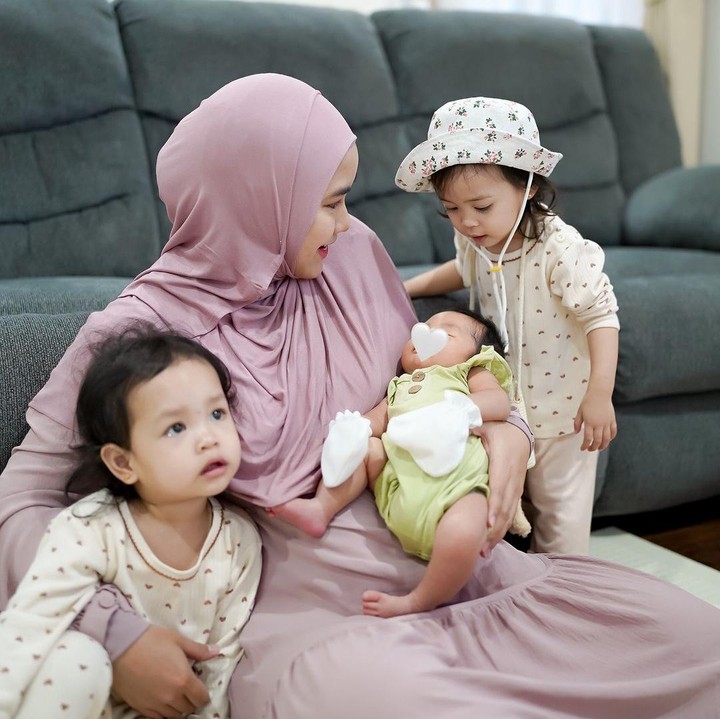 <p>Dalam beberapa unggahan di Instagram, Anisa membagikan momen saat Alma dan Alsha tak hentinya mengagumi baby Aqila. Keduanya terus tersenyum bahagia saat melihat wajah Aqila. (Foto: Instagram @anisarahma_12)</p>