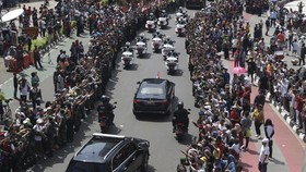 FOTO: Antusiasme Warga Sambut Iring-Iringan Jokowi