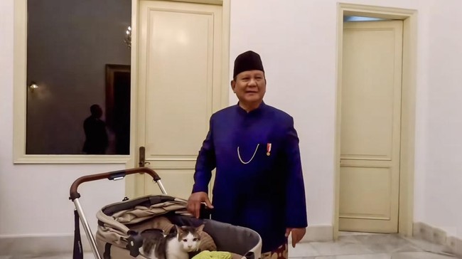 Presiden Prabowo Subianto membawa kucing peliharaannya, Bobby, ke Istana Negara, Jakarta, Minggu (20/10) usai upacara pelantikan.