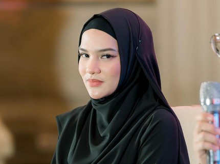 Davina Karamoy Rasakan Keajaiban Umrah Pertama Bersama Sang Bunda usai Mualaf