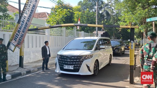 Gibran Rakabuming Raka melewati sejumlah titik menuju tempat pelantikan sebagai wakil presiden 2024-2029 di Gedung MPR RI.