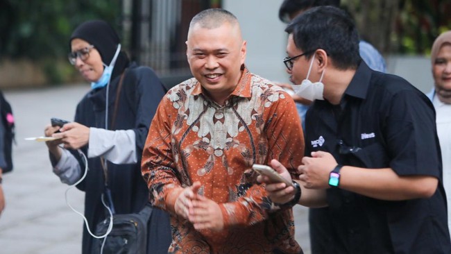 Menhub Enggan Ikut Campur di Isu Merger GoTo dan Grab Menhub Dudy Purwagandhi enggan ikut campur dalam isu merger dua perusahaan transportasi online, PT GoTo Gojek Tokopedia Tbk. dan PT Grab Indonesia.