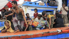 FOTO: Evakuasi 151 Imigran Etnis Rohingya di Perairan Aceh Selatan