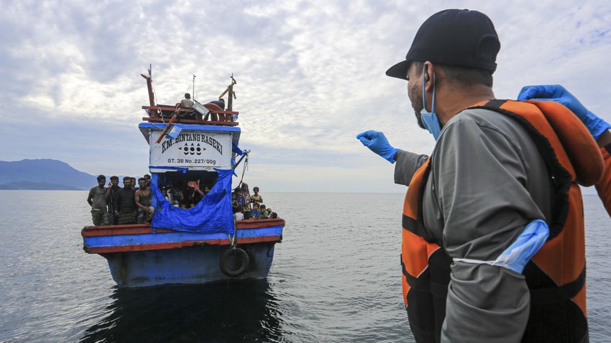 FOTO: Evakuasi 151 Imigran Etnis Rohingya di Perairan Aceh Selatan