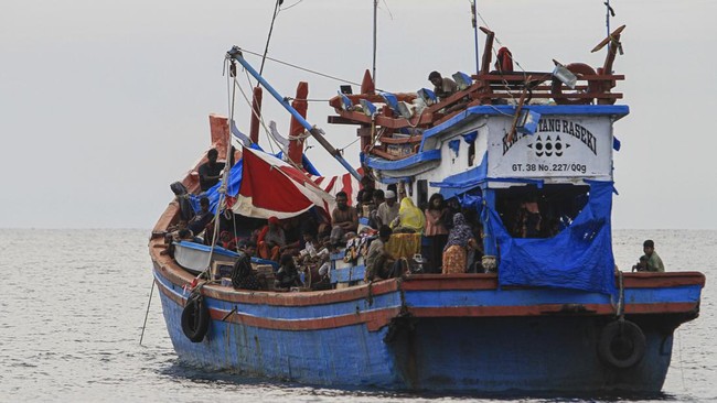 Malaysia mengusir dua kapal yang mengangkut sekitar 300 migran tidak berdokumen dari Myanmar, yang diduga pengungsi etnis Rohingya, dari perairan negara mereka.