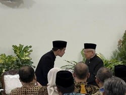 Gibran Terima Memori Jabatan dari Maruf di Istana Wapres