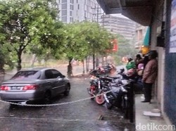 Hujan Terjang Kota Surabaya Saat Weekend, Seger Rek!