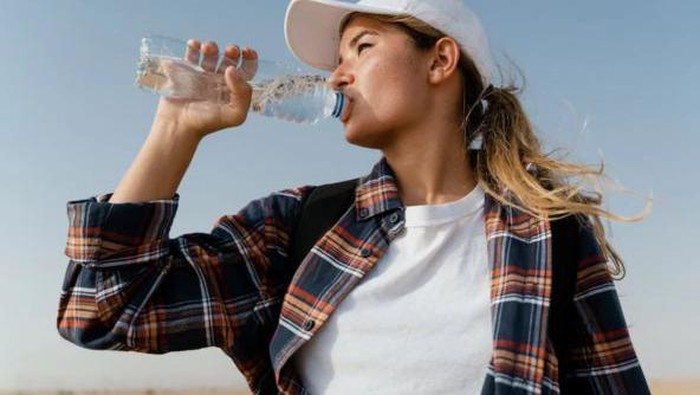 Ilustrasi minum air putih /Foto: Pexels/MART PRODUCTION