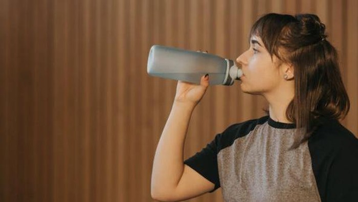 Ilustrasi minum air putih setelah olahraga /Foto: Pexels/Pavel Danilyuk