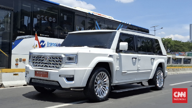 Presiden Prabowo Subianto menunggangi mobil Maung 'Garuda' buatan PT Pindad usai resmi dilantik menjadi Presiden ke-8 RI, Minggu (20/10). Cek speknya.