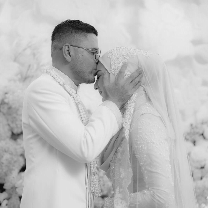 <p>Irish Bella resmi menikah dengan Haldy Sabri pada 19 Oktober 2024. Pernikahan digelar tertutup, hanya dihadiri oleh keluarga dan sahabat dekat keduanya, Bunda. Haldy Sabry yang berprofesi sebagai pengusaha memberikan maskawin satu masjid kepada Irish Bella. (Foto: Instagram @_irishbella_)</p>