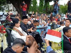 Senangnya Sumarno Dapat 2 Kaus Saat Sambut Kepulangan Jokowi ke Solo