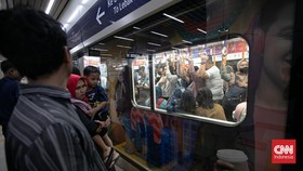 FOTO: Kepadatan Penumpang MRT di Hari Pelantikan Prabowo-Griban