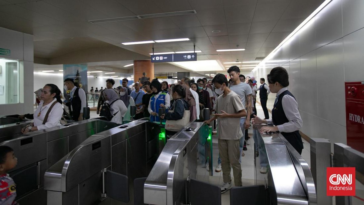 FOTO: Kepadatan Penumpang MRT di Hari Pelantikan Prabowo-Griban