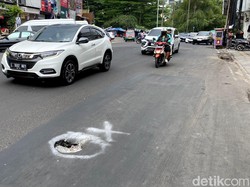 Awas! Ada Lubang di Jalan Suniaraja