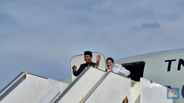 Mantan Presiden RI ke-7 menaiki pesawat TNI Angkatan Udara menuju Solo dari Bandara Halim Perdana Kusuma, Jakarta, Minggu (20/10/2024). (CNBC Indonesia/Verda Nano Setiawan)