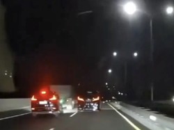 Detik-detik Xpander Tabrak Truk Usai Menyalip Zig-Zag dengan Kecepatan Tinggi