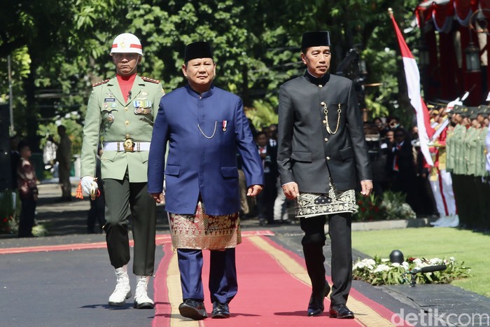 Presiden ke-7 RI Joko Widodo (Jokowi) resmi menyerahkan tongkat estafet jabatan ke Prabowo Subianto yang telah resmi dilantik sebagai presiden. Prosesi serah terima jabatan itu digelar di halaman Istana Merdeka, Jakarta, Minggu (20/10/2024).