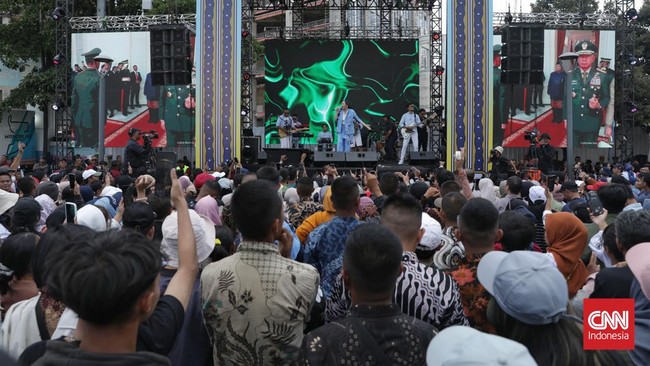 Kepolisian mulai menormalkan lampau lintas Jalan Sudirman-Thamrin usai gelaran Panggung Rakyat dalam rangka memeriahkan pelantikan Prabowo-Gibran, Minggu (20/10).