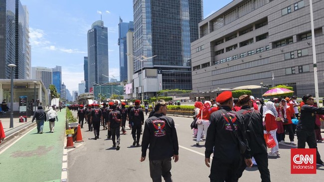 Ormas GRIB Jaya ketua Hercules Rosario Marshal ikut mengamankan pesta rakyat pelantikan Prabowo-Gibran di Jl MH Thamrin, Minggu.