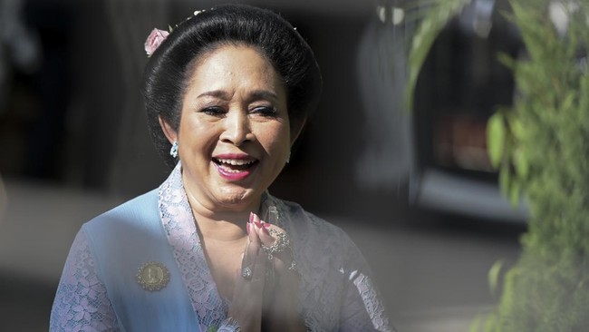 Titiek Soeharto sumringah perdana naik kapal amfibi milik TNI AL saat meninjau letak pagar laut misterius 30 kilometer di laut Tangerang Banten.