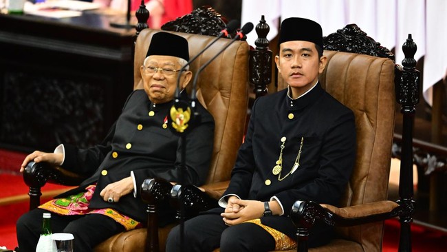 Calon wakil presiden terpilih Gibran Rakabuming Raka disoraki sejumlah peserta Sidang Paripurna MPR jelang prosesi pelantikan.