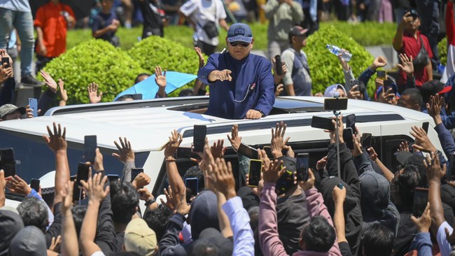 Survei LSI Denny JA menunjukkan tingkat kesukaan responden ke Prabowo terus meningkat, menyentuh lebih dari 90 persen di Oktober 2024