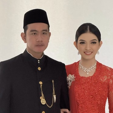 Cantik Pakai Kebaya Merah, Perhiasan Berlian Selvi Ananda Jadi Sorotan