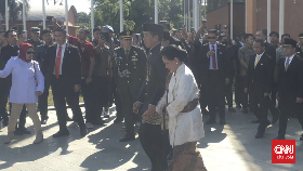 Jokowi Pulang ke Solo, Diantar Prabowo Sampai ke Tangga Pesawat