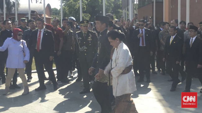 Presiden Prabowo Subianto mengantar Presiden ke-7 RI Jokowi ke Lanud Halim Perdanakusuma nan bakal pulang ke kampung laman di Solo.