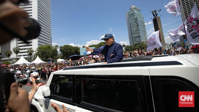 Presiden Prabowo Subianto menyapa warga usai pelantikan melintasi kawasan Bundaran HI, Jakarta, Minggu, 20 Oktober 2024. (CNN Indonesia/Adi Ibrahim)