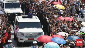 FOTO: Riuh Arak-arakan Prabowo-Gibran Sapa Warga di Bundaran HI