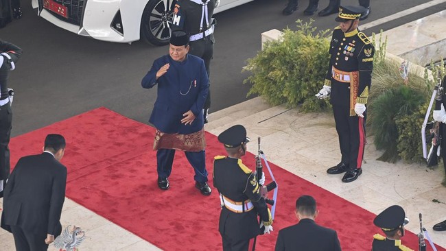 Prabowo Subianto menyambut langsung sejumlah tamu kenegaraan nan datang pada prosesi pelantikan dan sumpah janji presiden dan wakil presiden di Gedung DPR/MPR.