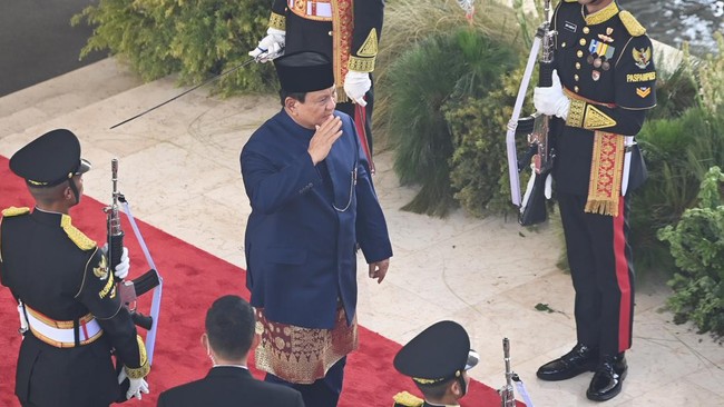 Prabowo Subianto memeluk erat Perdana Menteri Timor Leste Xanana Gusmao saat menyambut kedatangannya di Gedung DPR RI.