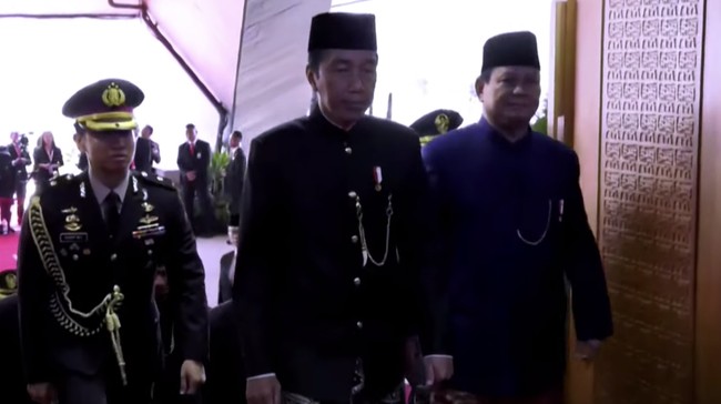 Presiden Terpilih Prabowo Subianto menyambut Presiden Joko Widodo di depan gedung MPR/DPR RI, Senayan, Jakarta, menjelang pelantikan dia pada Minggu (20/10).