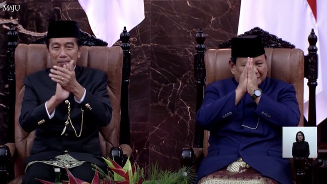 Presiden RI ke-7, Jokowi, resmi purna tugas dan mempersilakan penerusnya, Presiden Prabowo Subianto, duduk di kursi presiden usai mengucap sumpah jabatan.