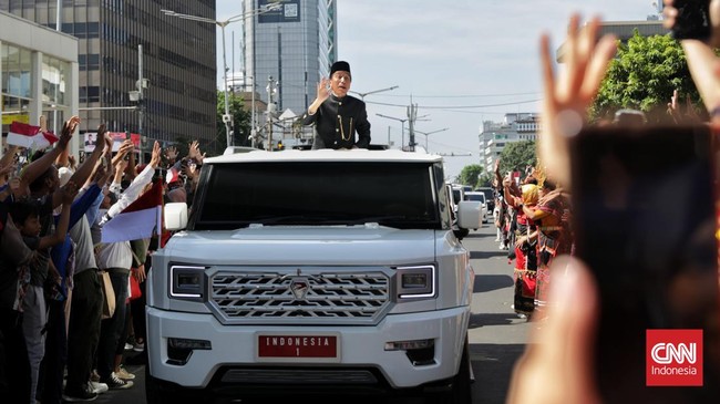 Ribuan warga tumpah ruah di sepanjang jalan menuju kediaman Presiden ke-7 RI Joko Widodo di Jalan Kutai Utara, Sumber, Surakarta (Solo).