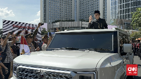 Perpisahan Terakhir, Jokowi Sapa Warga dari Sunroof Mobil Garuda